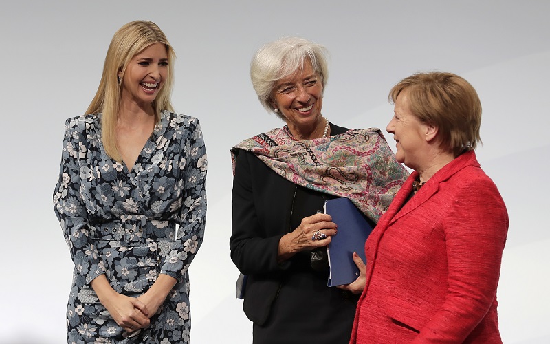 美國第一千金伊凡卡(左)25日在柏林出席G20婦女高峰會，與德國總理梅克爾（右）、國際貨幣基金主席拉加德（中）同台。   圖：達志影像/美聯社