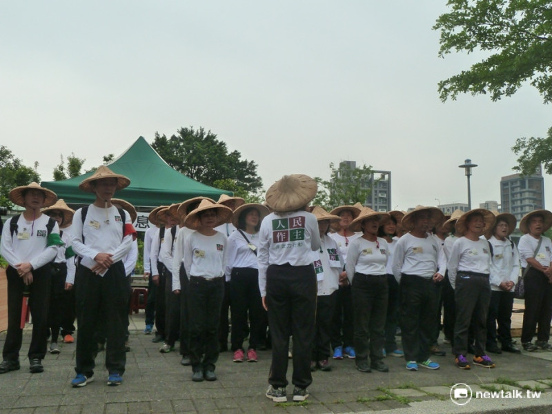 人民作主基金會志工和友持民眾齊唱「我愛台灣」歌曲。   圖：謝莉慧/攝