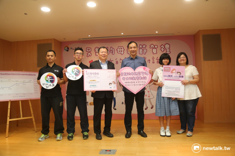 新北市長朱立倫、衛生局長林奇宏 (左三)宣布母親節賀禮，呼籲媽媽接受乳癌及子宮頸癌篩檢、國中女生接種人類乳突病毒 (HPV) 疫苗。   圖：王峻昌／攝