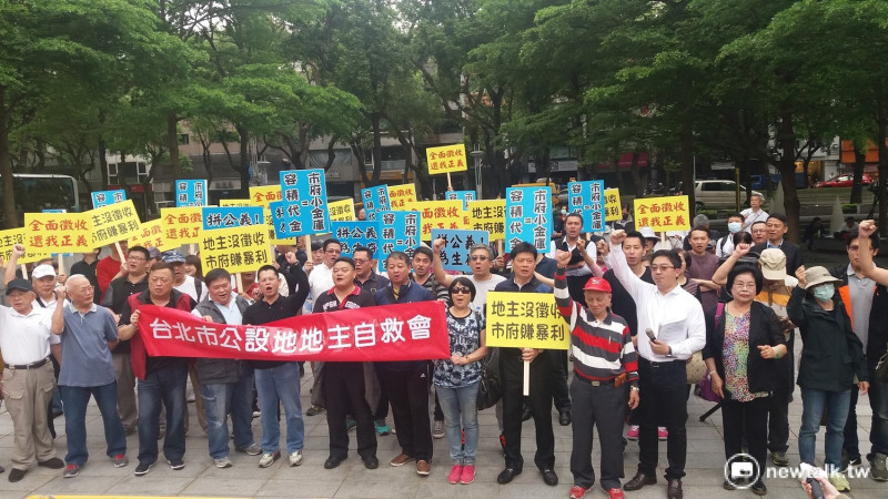 台北市居住正義論壇外，眾多相關地主動員到場，逾百名地主聚集於論壇會場外拉布條抗議。   圖：程士華/攝