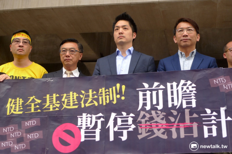 蔣萬安上午呼籲，希望民進黨開放讓NGO60日內提出「民間版草案」。   圖：汪少凡／攝