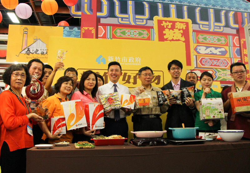 台灣伴手禮名品展今天開幕，展期至4月29日，在台北世貿一館可品嚐到道地的新竹美食。   圖：呂晏慈攝