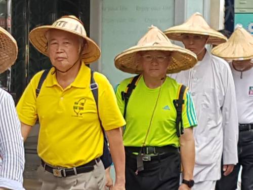 人民作主基金會展開靜坐禁食，台灣國創辦人王獻極（穿黃T恤）聲援該活動。   圖：台灣國辦公室提供