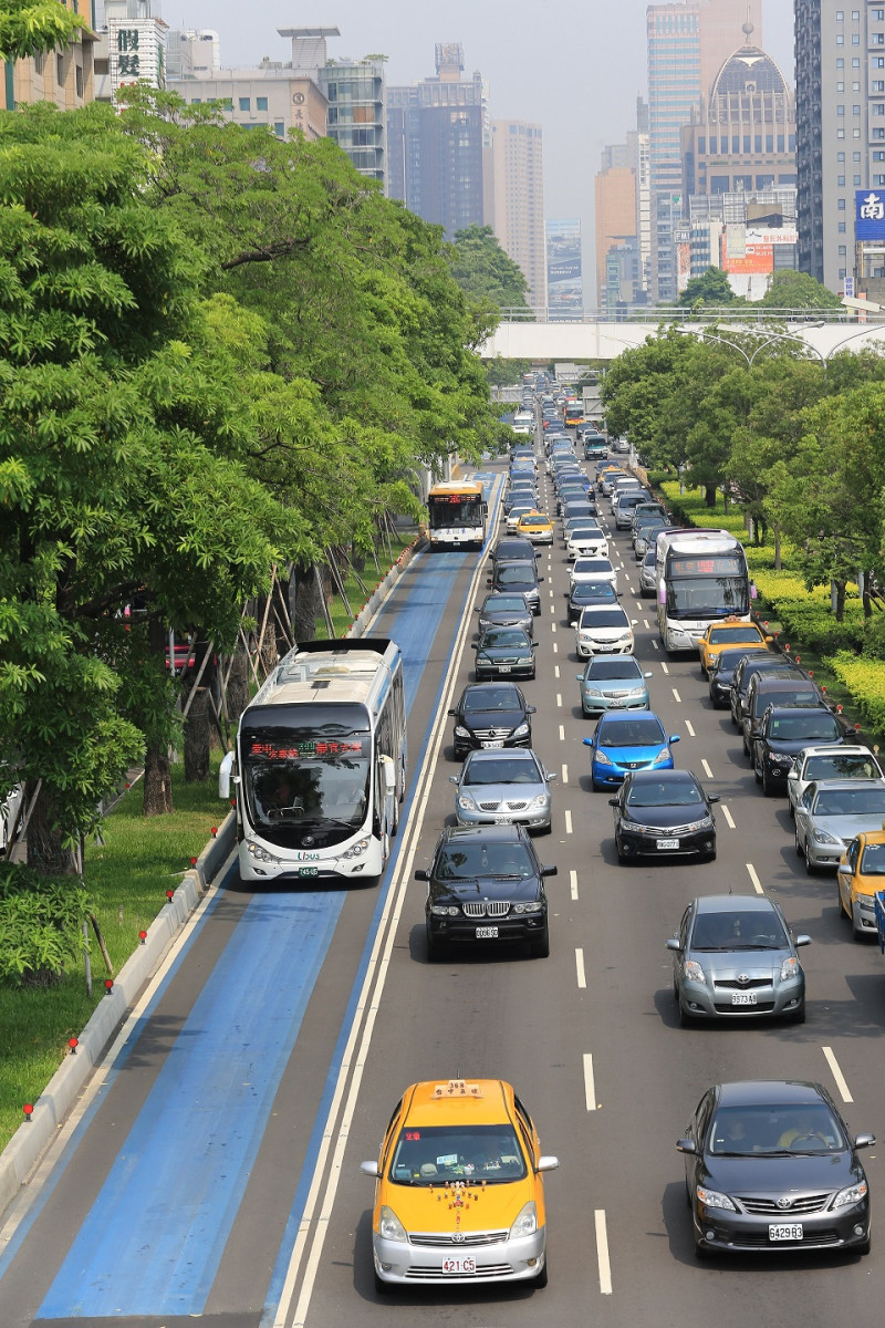 台中市BRT專用道已改為優化公車，未來這裡要闢建台中第二條捷運。   圖:台中市政府提供。