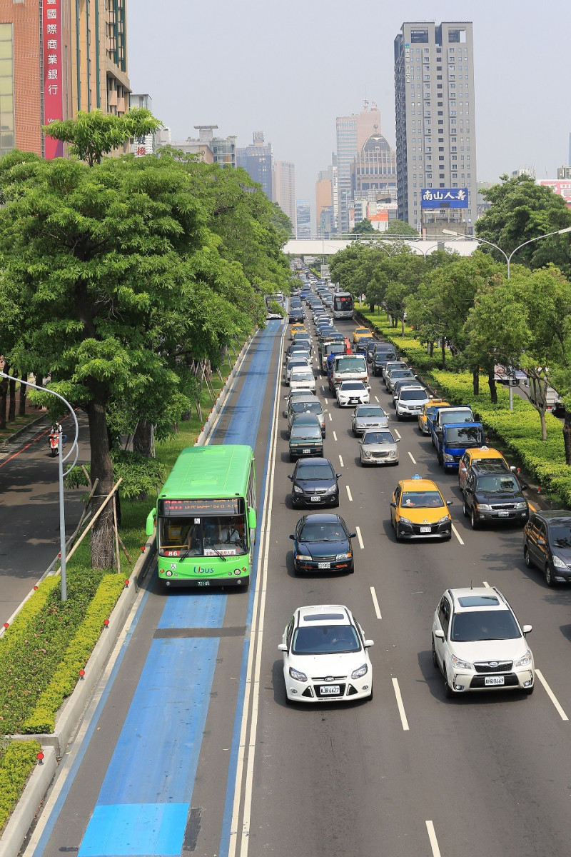 台中市BRT專用道2015年7月起改為優化公車，重新規畫路線後，一般單節公車也可以行駛。   圖:台中市政府提供。
