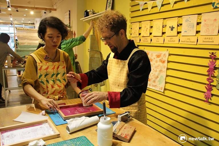 Joshua對絹印的簡單好玩大為驚嘆，高興地將素色束口袋的兩面都印上台灣的小吃插圖。   圖：呂晏慈/攝