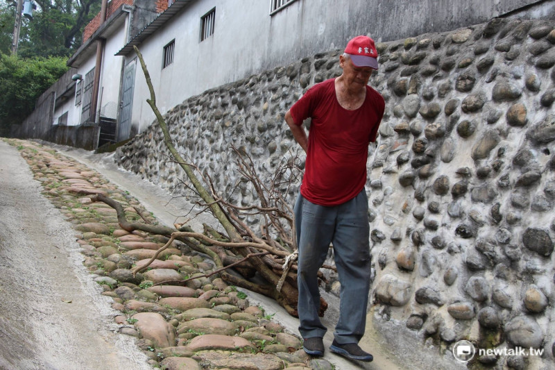 居住在楊梅永寧里的李先生，現在每天仍會每天上山檢木柴，燒洗澡水。
   圖：呂晏慈攝