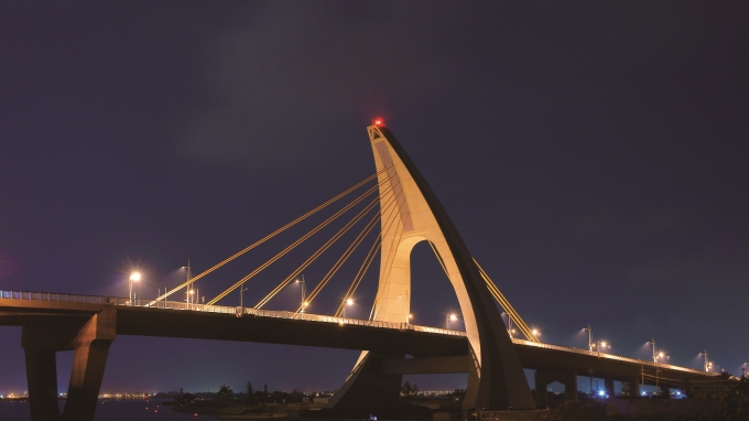 鵬灣跨海大橋橫跨於大鵬灣域出海口之上，是東港地標。   圖：翻攝自i屏東愛屏東網站