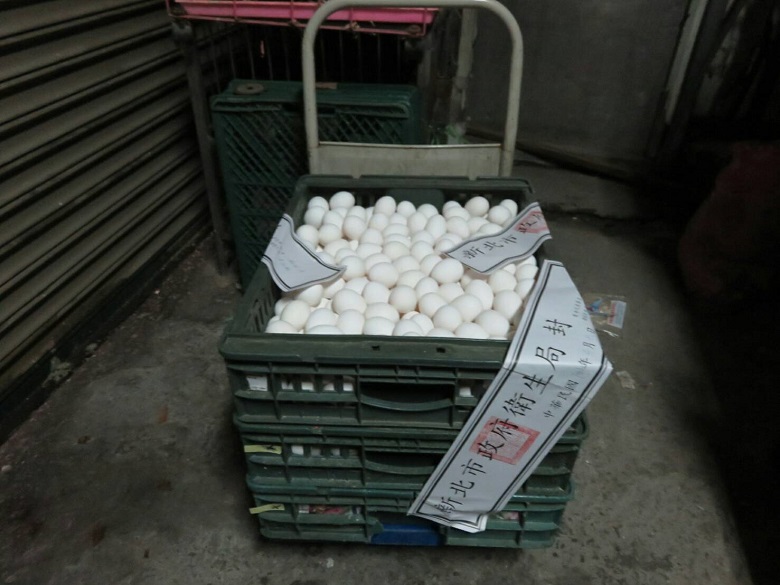 新北市衛生局27日續封存36公斤來源不明之雞蛋，後續將退運銷毀。   圖：新北市政府提供