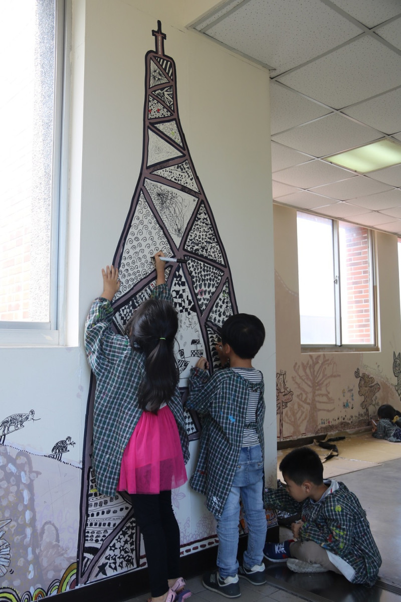弘光科大附幼小朋友彩繪巴黎鐵塔。   圖：弘光科大提供。