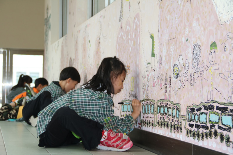 弘光科大附幼小朋友正在畫心目中的遊樂園小火車。   圖：弘光科大提供。