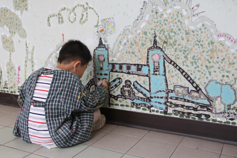 弘光科大附幼小朋友彩繪倫敦鐵橋。   圖：弘光科大提供。