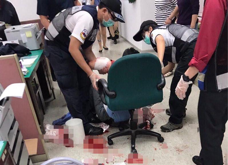 對於日前發生的中華電信櫃檯人員遭刺傷的事件，台灣通信網路產業工會今(28)日表示，中華電信子公司宏華員工的薪水如同派遣員工，將於五一勞動節至總統府南辦抗議。   中央社照片