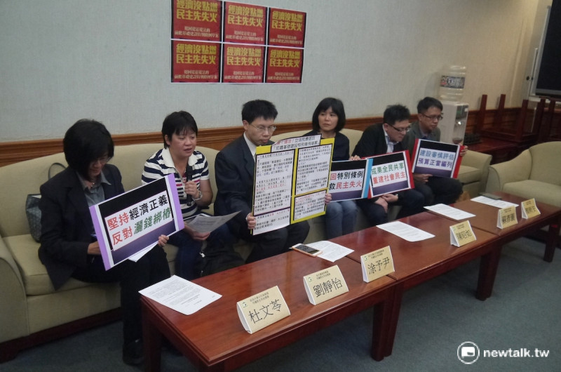 臺灣守護民主平台認為《前瞻基礎建設條例》草案已違法違憲。   圖：鍾孟軒/攝