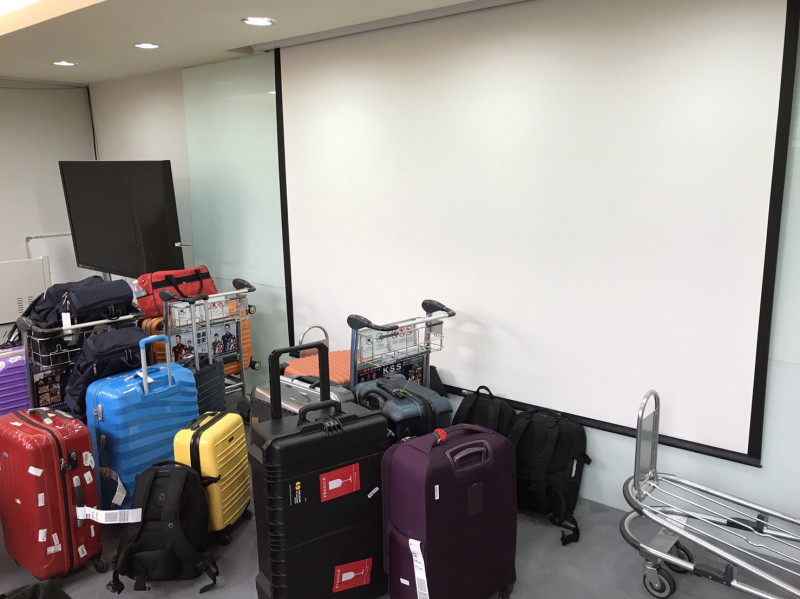閃電狼特別感謝桃園機場提供行李堆放的場地。   圖：翻攝自閃電狼臉書