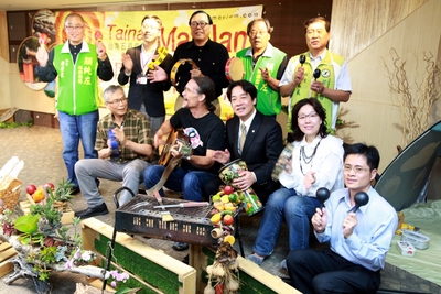 圖說：台南市長賴清德和多位音樂人邀全國民眾共襄盛舉，一起來新化虎頭埤體驗結合台南本土與異國文化的年度音樂盛舉。
   圖：黃博郎／攝