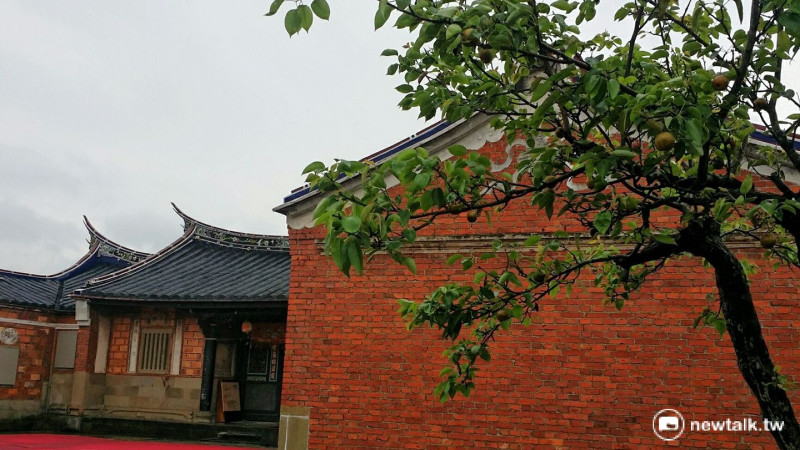 桃園市大溪木藝博物館20174月27日整修後開舘，屋旁的鳥梨樹已結實纍纍。   圖：陳俊良/提供
