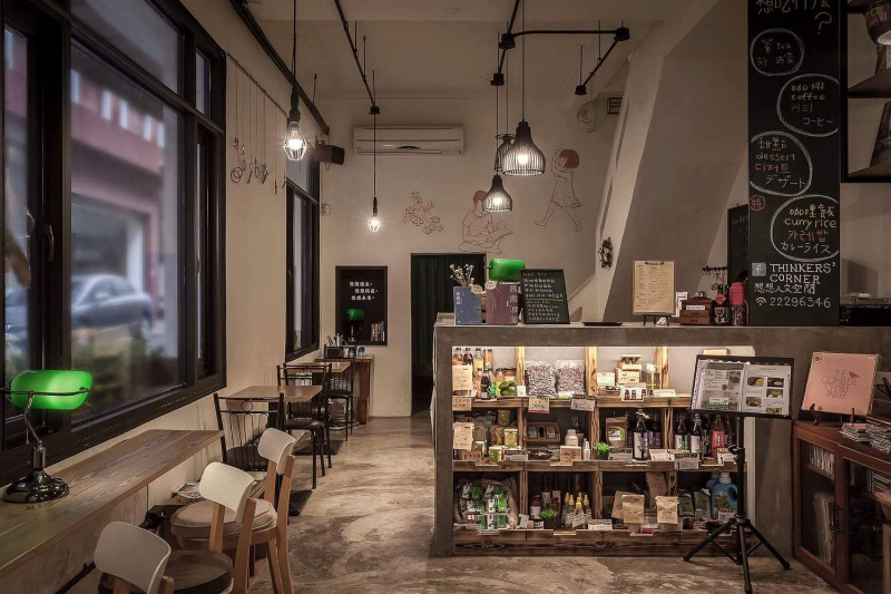 想想人文空間結合了咖啡廳與書店，每週五晚上，可到此參加哲學星期五講座。   圖：翻攝自想想人文空間臉書