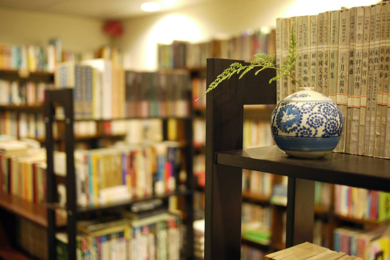 午後書房位於龍井藝術街72巷巷底，是一間別具特色的二手書店。   圖：翻攝自午後書房臉書