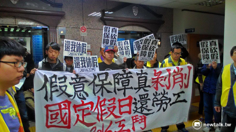 勞工團體組成的「工鬥」15日突襲勞動部，約30多名抗議人士在15日上午10點，突然衝入勞動部1樓大廳，席地而坐「佔領」勞動部。   圖：工鬥提供。