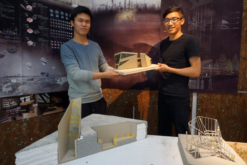 張嘉文（左）、劉紹宇（右）設計的「棲居如詩」，利用屋型設計解決環境沙漠化問題。   圖：大葉大學/提供