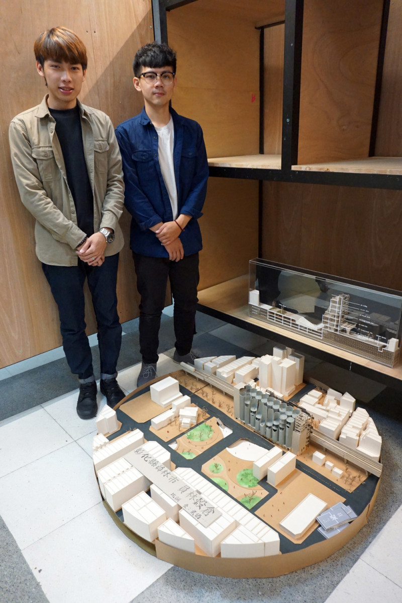 葉駿朋（右）、陳季霖（左）的「員林穀倉－新舊戰爭」，希望活化員林穀倉。   圖：大葉大學/提供