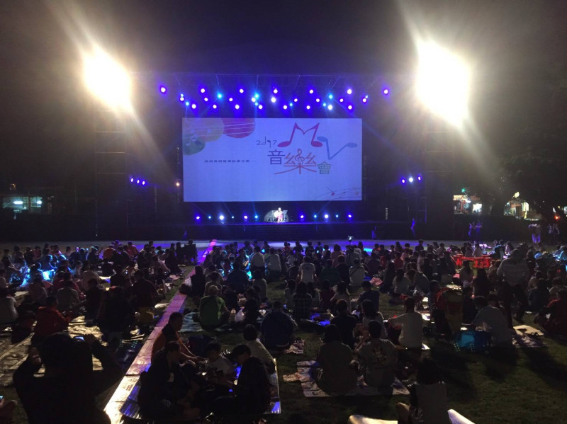 屏東縣政府首次舉辦MV音樂會，今(29)天晚間在縣立體育館廣場舉行，現場湧入了超過3000人，許多民眾攜家帶眷享受月光野餐。   