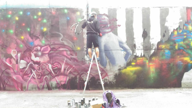塗鴨藝術家「逃亡計劃街頭藝術團隊」工作情形。   圖：台中市政府提供