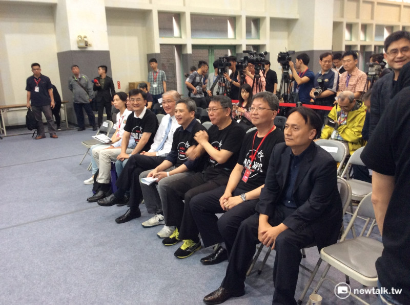 台北市長柯文哲與AIT台北辦事處處長梅建華比鄰而坐，等待時間相談甚歡。   圖：程士華/攝