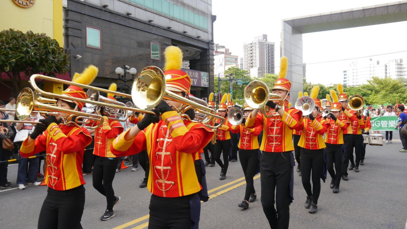 2017桃園管樂嘉年華-管樂踩街秀，今天下午在桃園圖書館中壢分館前熱鬧登場！   圖：桃園市政府/提供