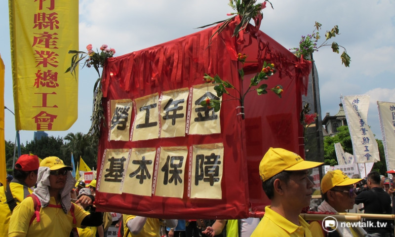 51勞工大遊行1日下午登場，勞工要求基本年金保障老年生活。   圖：林朝億/攝
