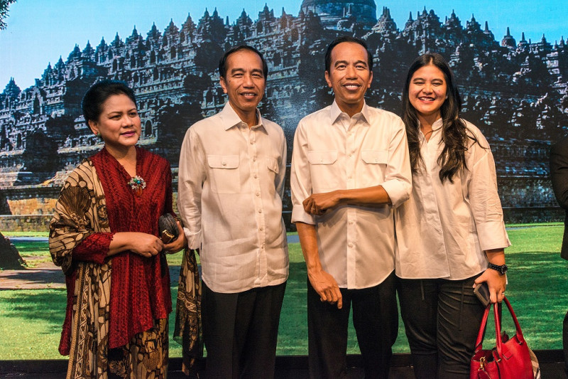 印尼總統佐科維多多及家人親臨香港杜莎夫人蠟像館為其全球首尊蠟像揭幕。   圖：翻攝自 香港杜莎夫人蠟像館
