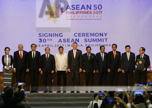 東南亞國家協會剛結束在馬尼拉舉行的高峰會，菲律賓總統杜特地(中)30日代表發布主席聲明，對南海主權爭議僅輕輕帶過。   圖: 達志影像/美聯社