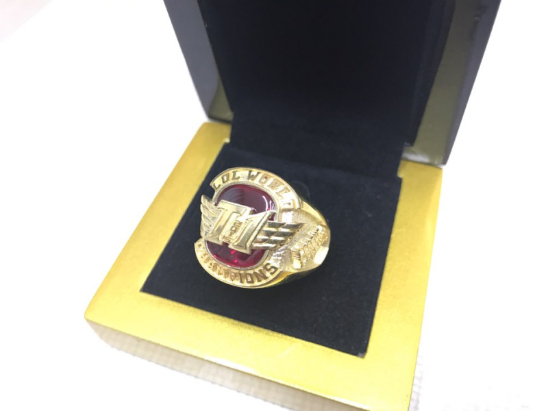 身為《英雄聯盟》世界冠軍賽中的「三冠王」，SKT更分享了2013年第一次奪冠的戒指。   圖：翻攝自 SK Telecom T1官方推特