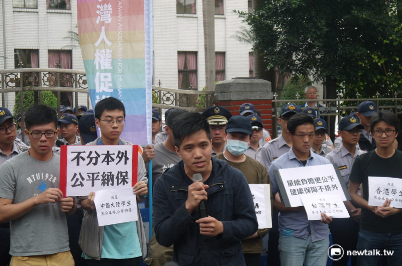 台灣大學研究生協會會長吳昀慶表示，自己也是支持臺灣獨立的青年，中國學生納保不應淪為國族情緒的討論。   圖：鍾孟軒/攝