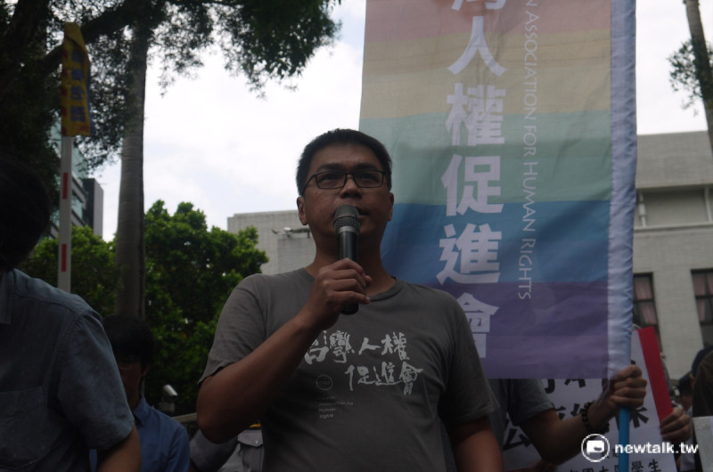 臺灣人權促進會施逸翔說，中國學生納保是人權議題，不是國族議題。   圖：鍾孟軒/攝