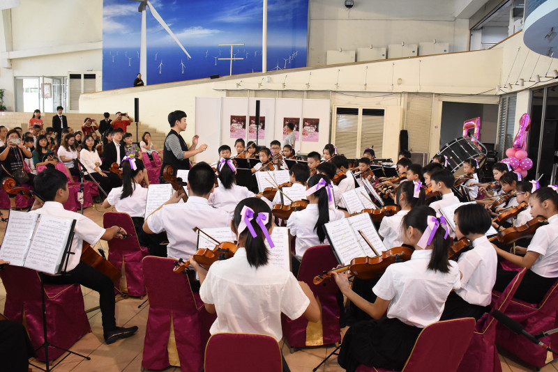 彰化縣兒童管弦樂團在縣府中庭表演。   圖：彰化縣政府/提供