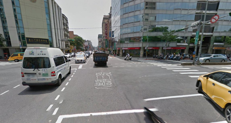 北市光復南北路及八德路口，2日因路面塌陷於下午重新封路。   圖：翻攝Google街景。