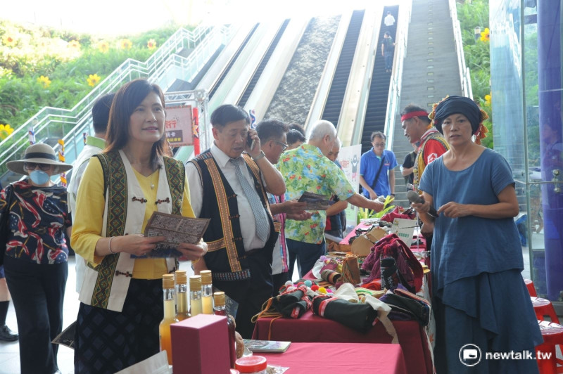 高雄市觀光局今 (2) 日舉行高雄那瑪夏區、桃源區「部落觀光好玩卡 原味輕旅行」發表會，揭開夏季旅遊序幕。   圖: 金名/攝