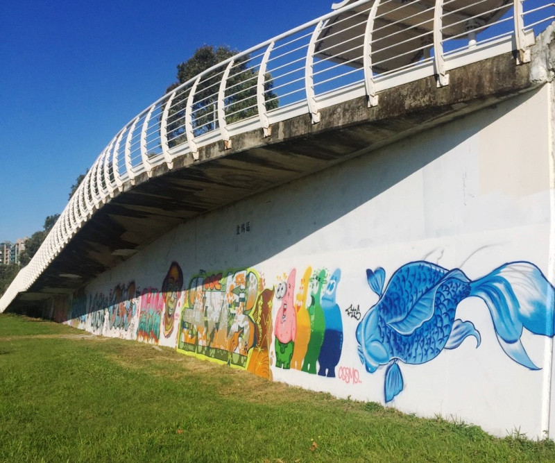 街頭塗鴉藝術，營造出另一種屬於年輕人的次文化，也使城市景觀變得有些「不一樣」。   圖：臺北市政府工務局水利工程處提供