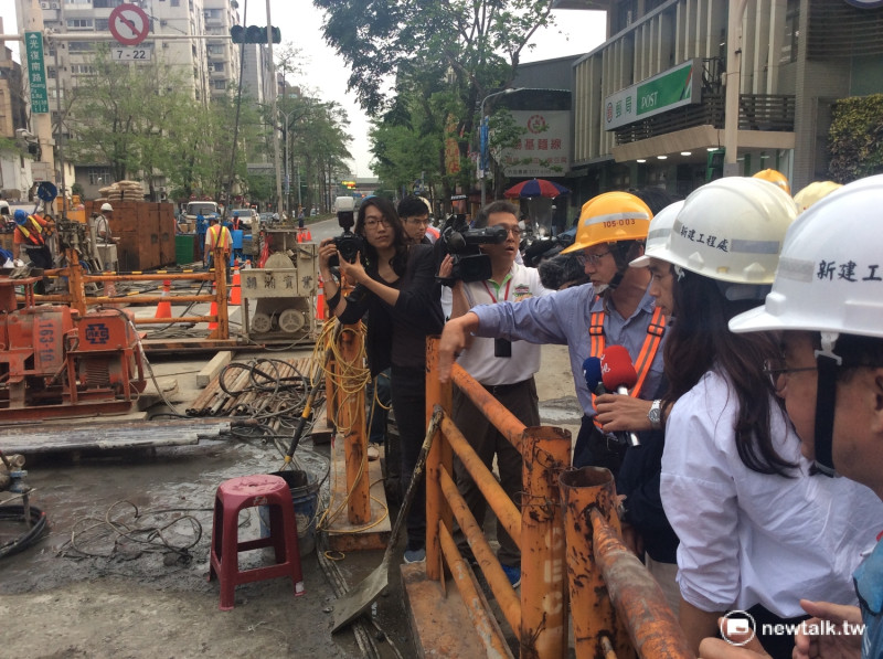 台電工程失誤造成道路塌陷，台北市副市長林欽榮於下午5點來到現場視察，對於督導不週，致使此路段需多日封鎖，向台北市民致歉。   圖：程士華/攝
