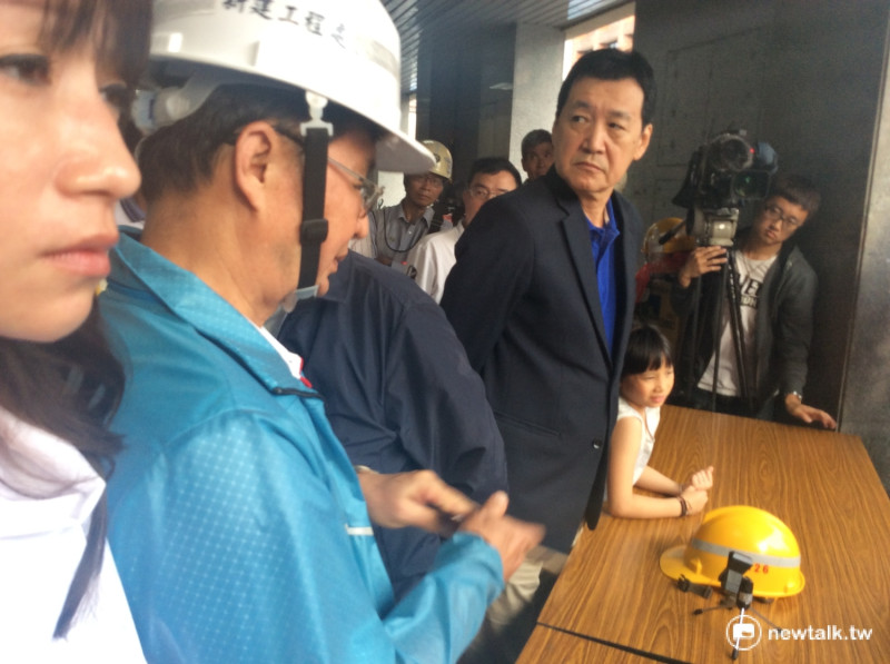 台北市議員許淑華（畫面左）、立法委員費鴻泰（畫面中偏右）於下午5點到場視察現況。   圖：程士華/攝