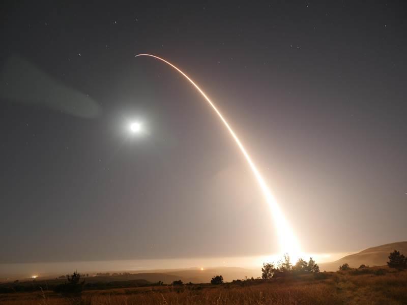 美國空軍3日自加州空軍基地試射無武裝的義勇兵三號洲際彈道飛彈（Minuteman III），是美國7天內第2度試射威力強大的洲際彈道飛彈。   圖:翻攝自美國空軍全球打擊司令部網頁。