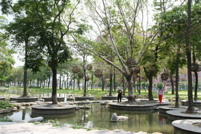 高雄大東公園內是都會區中的城市綠洲，景觀秀麗。   圖：翻攝自鳳山文化觀光資訊網