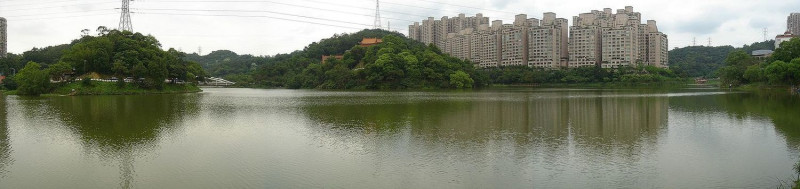 金龍湖在今台灣新北市汐止區，面積13.4公頃，湖寬200公尺，是大臺北都會區第一大湖。   圖：翻攝自維基百科