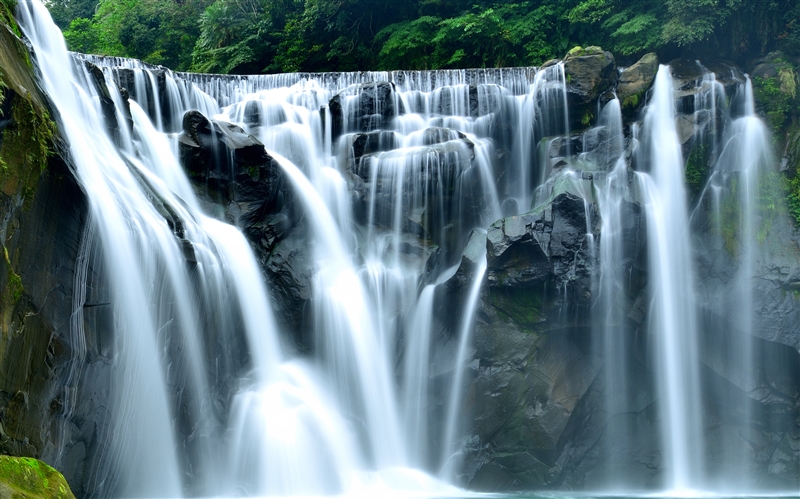 十分瀑布是垂簾型瀑布，有「台灣尼加拉瀑布」之稱，水聲隆隆，氣勢輝弘，若剛好有陽光照射，還會出現一道斜掛在瀑布上的彩虹，所以也有「彩虹淵」的別名。   圖：翻攝自新北市觀光旅遊網