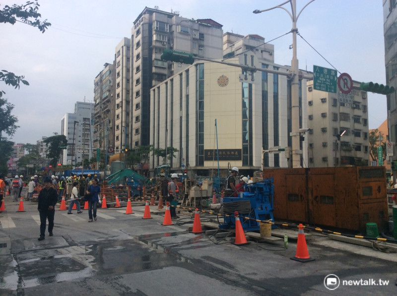 八德光復路口的台北市榮民服務處，是路口四棟建物當中傾斜最嚴重的，其傾斜量也在灌漿搶修之後，都慢慢回正當中。   圖：程士華／攝
