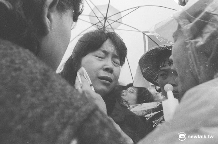 1987年10月12日，台灣高等法院開調查庭，許曹德、蔡有全出庭應訊，被收押禁見。周慧瑛眼看夫婿遭到收押，淚流滿面。   圖：邱萬興/攝