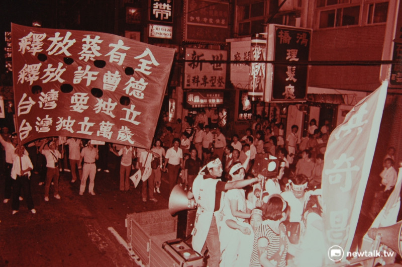 1987年10月12日，蔡有全、許曹德兩人被台灣高檢處依叛亂罪收押。出庭前，來自全國各地群眾聲援。   圖: 邱萬興/攝
