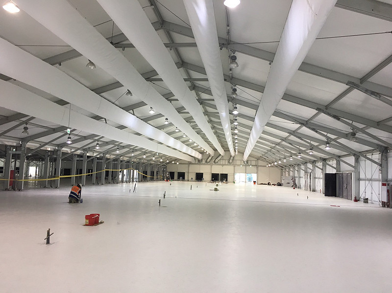 位於林口棒球場與林口國中旁的世大運選手村餐廳即將落成，以帳篷形式搭建，遭台北市議員李慶元質疑屆時恐怕溫控困難。   圖：世大運執委會提供